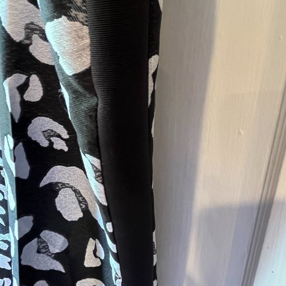 Rachel Zoe Women's Black and Silver Pants Animal Print Size 8 - Picture 4 of 7